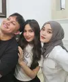 Mahalini baru saja merayakan ulang tahun ke-25, terlihat belum ada perayaan hanya ia mendapatkan kejutan dari suami dan keluarganya. Ulang tahun ini spesial karena menjadi kali pertama Mahalini merayakannya kini telah menjadi ibu dan momen perdananya puasa. [@putridelinaa]