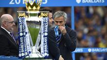Reaksi Jose Mourinho saat mencium medali di depan trofi juara Premier League 2014/2015, di Stadion Stamford Bridge (24/5/2015). Mourinho harus merasakan diberhentikan Chelsea untuk kali kedua setelah membawa timnya berada di peringkat 16 Premiership 2015-