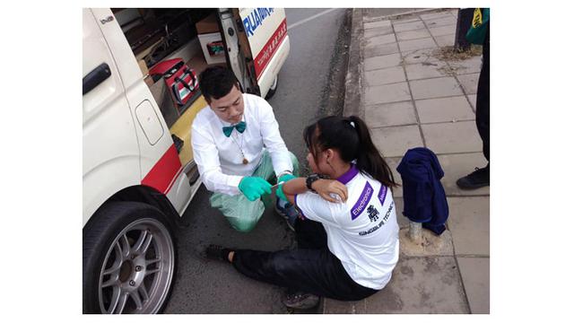 Bantu Korban Kecelakaan di Hari Pernikahan, Tim Paramedis Ini Viral