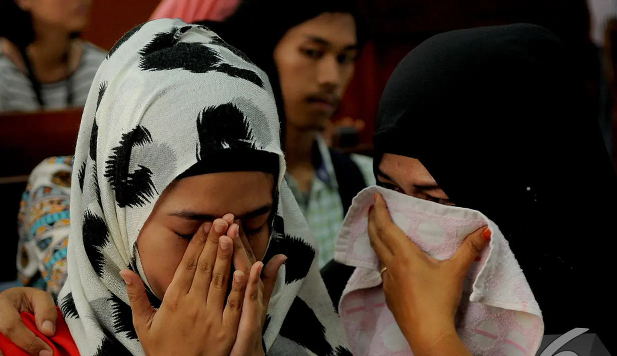 Asyifa Ramadhani dan seorang kerabat menangis saat mendengarkan tuntutan Jaksa yang menuntut penjara seumur, Pengadilan Negeri, Jakpus, Selasa (4/11/2014).(Liputan6.com/Faisal R Syam)