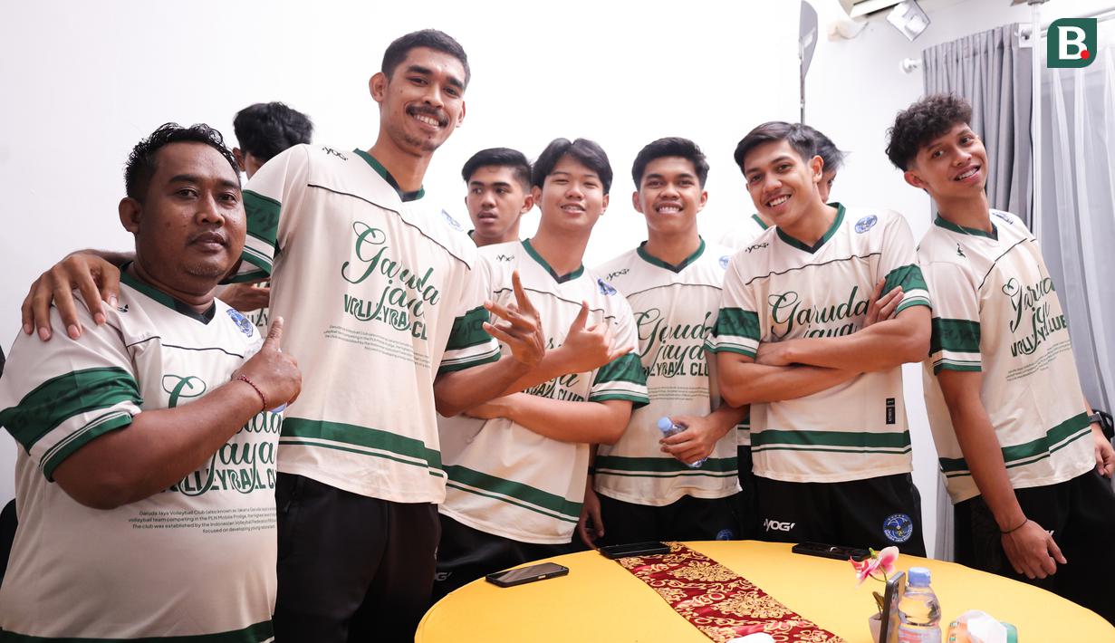 Para pemain Jakarta Garuda Jaya pada saat hadir di perayaan hari ulang tahun ke-71 yang dilaksanakan di Gedung Serbaguna Padepokan Voli Sentul, Kamis (26/2/2026) sore WIB. (Bola.com/Abdul Aziz)