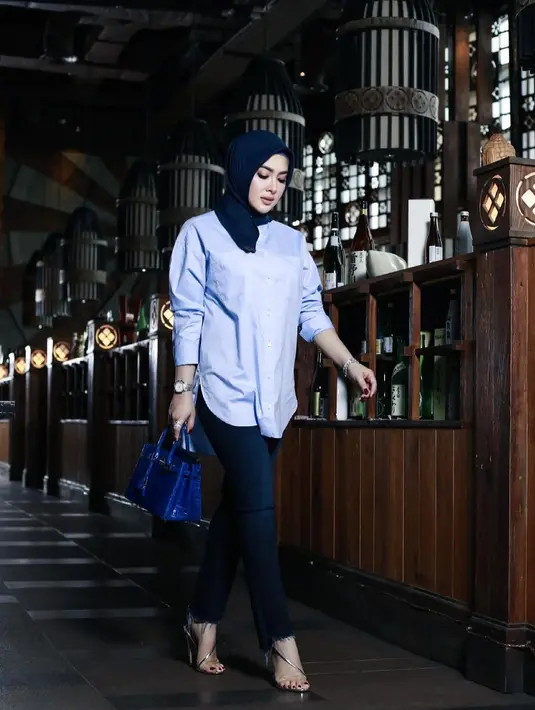 Memilih tampil kasual, Syahrini mengenakan kemeja lengan panjang dan celana jeans. Memberikan kesan mahal, Syahrini menjinjing Hermes Birkin 25 Bag Blue Electric Croco Vivid Jewel PHW seharga Rp1.386.998.000.
(instagram/Princessyahrini)