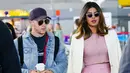 Nick Jonas dan Priyanka Chopra tertangkap tengah bersama di JFK airport. (Getty Images - Cosmopolitan)