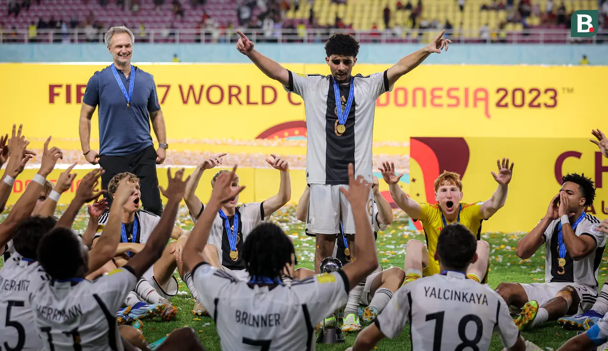 Pemain Timnas Jerman U-17, Fayssal Harchaoui (tengah) memimpin rekan-rekannya dalam perayaan gelar juara Piala Dunia U-17 2023 setelah mengalahkan Timnas Prancis U-17 lewat adu penalti pada laga final Piala Dunia U-17 2023 di Stadion Manahan, Solo, Sabtu (2/12/2023). (Bola.com/Bagaskara Lazuardi)