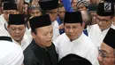 Bakal Calon Presiden, Prabowo Subianto didampingi Wakil Ketua Majlis Syuro PKS Hidayat Nur Wahid berjalan keluar dari Masjid Sunda Kelapa menuju Gedung KPU RI untuk mendaftarkan diri sebagai capres, di Jakarta, Jumat (10/8). (Liputan6.com/Herman Zakharia)