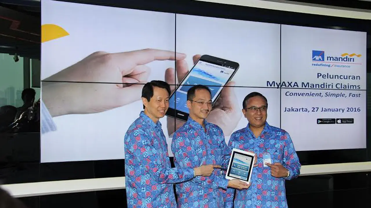 Komisaris Mandiri AXA General Insurance Randy Lianggara dan Direktur Utama Mandiri AXA General Insurance Albertus Wiroyo mencoba aplikasi mobile MyAXA Mandiri Claims.