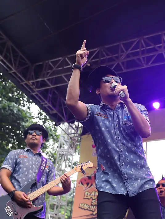 Lagu-lagu seperti ‘Melatiku Pergi’, ‘Salam Rindu’, dan ‘Mawar Hitam’ pun dilantunkan Tresno sang vokalis yang diikuti oleh para penonton. Tipe-X mengajak para penikmat musiknya untuk ber-‘party’ dan berjoget bersama. (Andy Masela/Bintang.com)