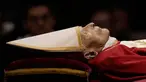 Jenazah mendiang Paus Emeritus Benediktus XVI disemayamkan di dalam Basilika Santo Petrus, Vatikan, Senin (2/1/2023). Benediktus XVI, teolog Jerman yang akan dikenang sebagai paus pertama dalam 600 tahun yang mengundurkan diri, telah meninggal pada 31 Desember 2022 di usia 95 tahun. (AP Photo/Andrew Medichini)