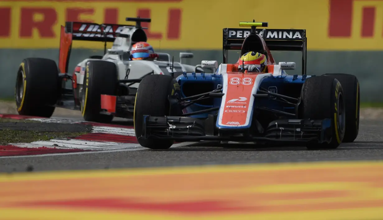Pebalap Manor Racing asal Indonesia, Rio Haryanto, berada di posisi pertama speed trap dengan kecepatan 327,7 km/jam dalam latihan bebas ketiga F1 GP Rusia di Sirkuit Sochi Autodrom, Rusia, Sabtu (30/4/2016). (AFP)