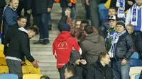 Sedikitnya empat orang menjadi korban tindakan rasis yang dilakukan oleh fans Dynamo Kiev.