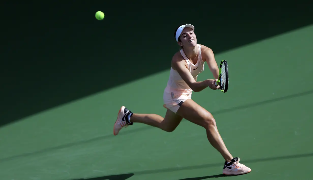 Petenis wanita AS Catherine Bellis memukul bola saat melawan petenis Belgia, Elise Mertens dalam Kejuaraan Dubai Duty Free Tennis Championship di Dubai (20/2). Bellis merupakan petenis profesional  yang masih berusia 18 tahun. (AP Photo / Kamran Jebreili)