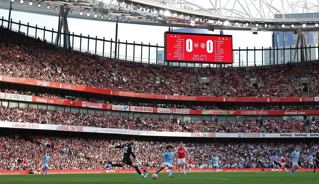Kiper Arsenal, David Raya berusaha membuang bola pada laga lanjutan Liga Inggris 2023/2024 melawan Manchester City di Emirates Stadium, London, Inggris, 8 Oktober 2023. (AFP/Adrian Dennis)