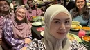Ayana Moon mengambil foto selfie bersama para sahabat. Tampak ia mengenakan kerudung abua-!7 dipadukan baju bercorak pink hitam. [@xolovelyayana]
