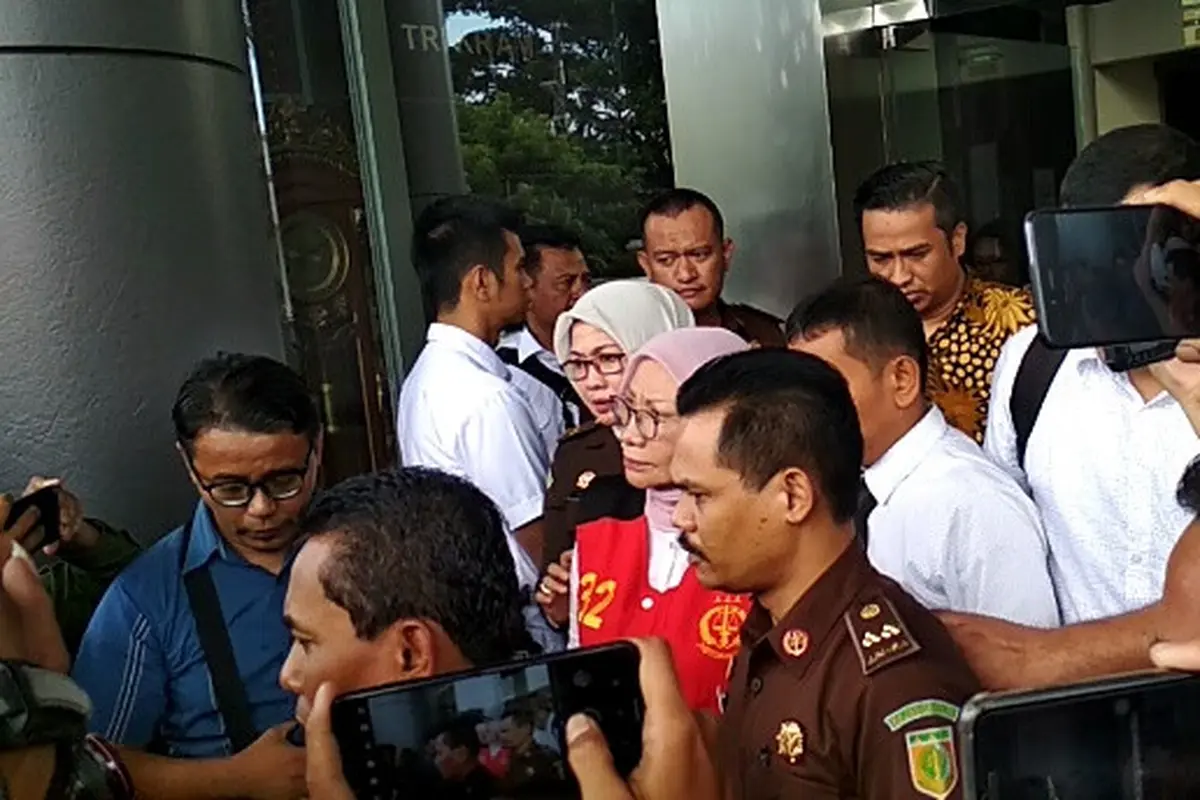 Ratna Sarumpaet mengenakan rompi tahanan kejaksaan (liputan6.com/Ady Anugrahadi)
