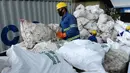 Pekerja dari perusahaan daur ulang memuat sampah yang dikumpulkan dari Gunung Everest di Kathmandu, 5 Juni 2019.  Ekspedisi pembersihan Gunung Everest oleh pemerintah Nepal mengangkut turun 11 ton sampah sebagai bagian dari upaya membersihkan gunung tertinggi di dunia itu. (PRAKASH MATHEMA/AFP)