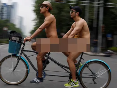 Sejumlah orang bersepeda tanpa menggunakan busana di pusat kota Mexico City , Meksiko , 11 Juni 2016. Orang-orang tersebut berpartisipasi dalam ' World Naked Bike Ride' atau bisa diartikan dengan para pesepeda nakal atau gila. (REUTERS / Tomas Bravo)