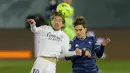 Gelandang Real Madrid, Luka Modric, duel udara dengan pemain Celta Vigo, Denis Suarez, pada laga Liga Spanyol di Stadion Alfredo Di Stefano, Sabtu (2/1/2021). Real Madrid menang dengan skor 2-0. (AP/Manu Fernandez)