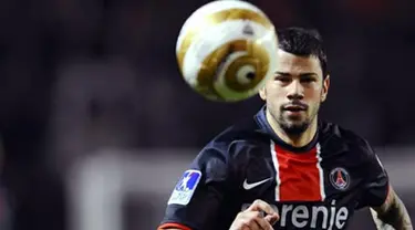 Paris-Saint-Germain&#039;s forward Mateja Kezman eyes the ball during the French League Cup football match Paris vs. Nancy, on November 12, 2008 at the Parc des Princes stadium in Paris. / FRANCK FIFE