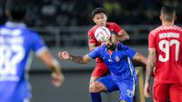 Pemain Arema FC, Dalberto (tengah) mengontrol bola dibayangi pemain Borneo FC, Fajar Fathurrahman pada laga final Piala Presiden 2024 di Stadion Manahan, Solo, Minggu (4/8/2024). (Bola.com/Bagaskara Lazuardi)