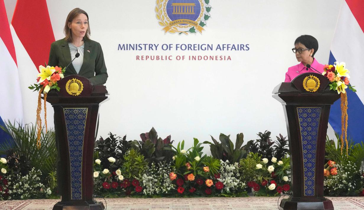 Menteri Luar Negeri Indonesia, Retno Marsudi (kanan) bersama Menteri Luar Negeri Belanda, Hanke Bruins Slot juga membahas penanganan pengiriman bantuan kemanusiaan di Gaza, Palestina. (AP Photo/Tatan Syuflana)
