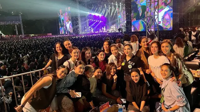 Beberapa personil Geng Cendol nonton konser Sheila on 7 (Instagram/titi_kamal)