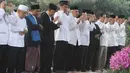 Jokowi melakukan Salat Idul Fitri di halaman Balaikota Jakarta pada Senin (28/07/14)  dan berada di saf terdepan (Liputan6.com/Herman Zakharia)