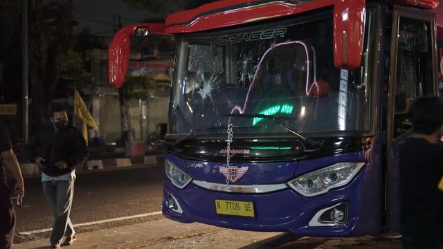 Bus Arema FC Rusak Dilempar Batu