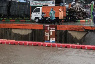Kondisi terkini debit air di Pintu Air Manggarai, Jakarta, Senin (5/2). Ketinggian air di Pintu Air Manggarai hingga sore terus meningkat mencapai ketinggian 800cm. (Liputan6.com/Faizal Fanani)