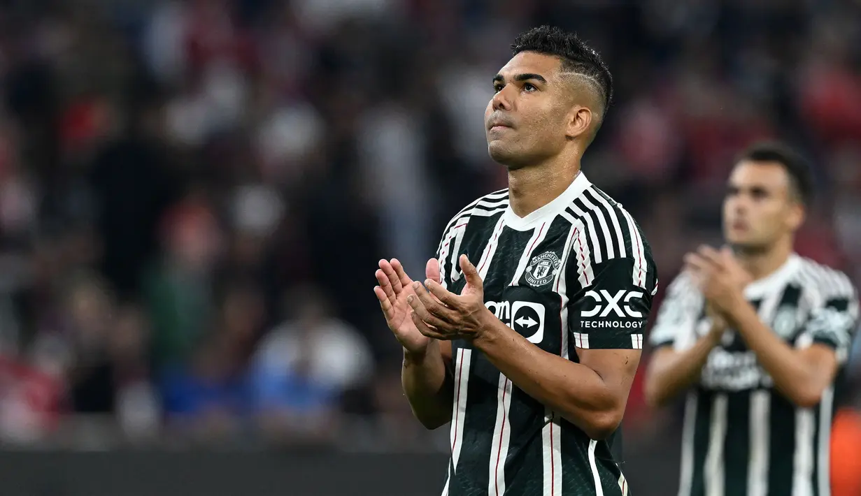 Pemain Manchester United, Sergio Reguilon memberikan tepuk tangan setelah laga Grup A Liga Champions 2023/2024 melawan Bayern Munchen di Allianz Arena, Munchen, Jerman, 20 September 2023. (AFP/Christof Stache)