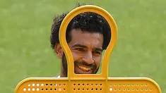 Gelandang Liverpool asal Mesir Mohamed Salah tersenyum saat mengikuti sesi pelatihan di stadion Anfield, Inggris (21/5). Liverpool akan bertanding melawan wakil Spanyol, Real Madrid pada babak Final Liga Champions. (AFP Photo/Paul Ellis)
