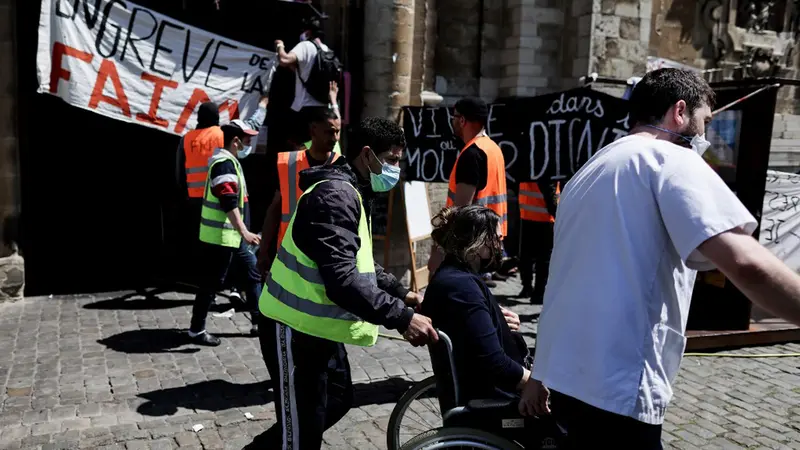 FOTO: Ratusan Migran Mogok Makan dan Duduki Gereja di Brussel