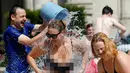 Para peserta saling menyiramkan air saat acara perang air di Budapest, Hungaria (25/6). (REUTERS/Laszlo Balogh)
