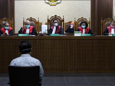 Majelis Hakim Pengadilan Tipikor Jakarta mengenakan masker saat menyimak pembacaan tuntutan terhadap Gubernur nonaktif Kepulauan Riau (Kepri) Nurdin Basirun, Rabu (18/3/2020). JPU KPK menuntut Nurdin Basirun dengan hukuman enam tahun penjara serta denda Rp250 juta. (Liputan6.com/Helmi Fithriansyah)