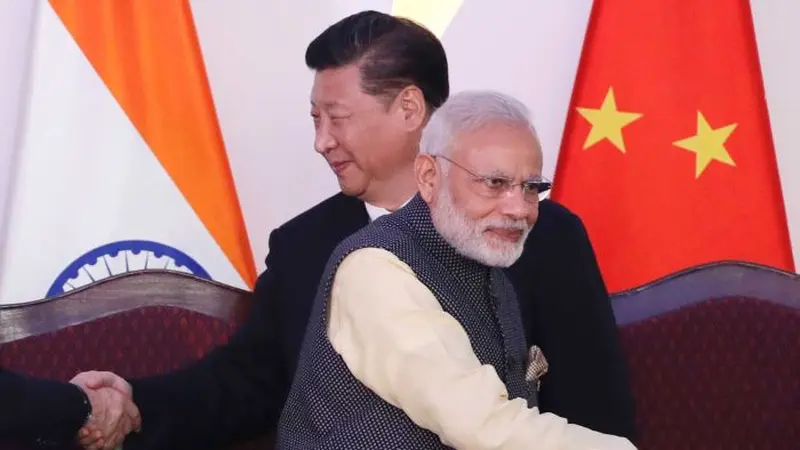 Perdana Menteri India Narendra Modi dan Presiden China Xi Jinping memimpin dua negara yang sama-sama memiliki senjata nuklir. (AP/Manish Swarup)