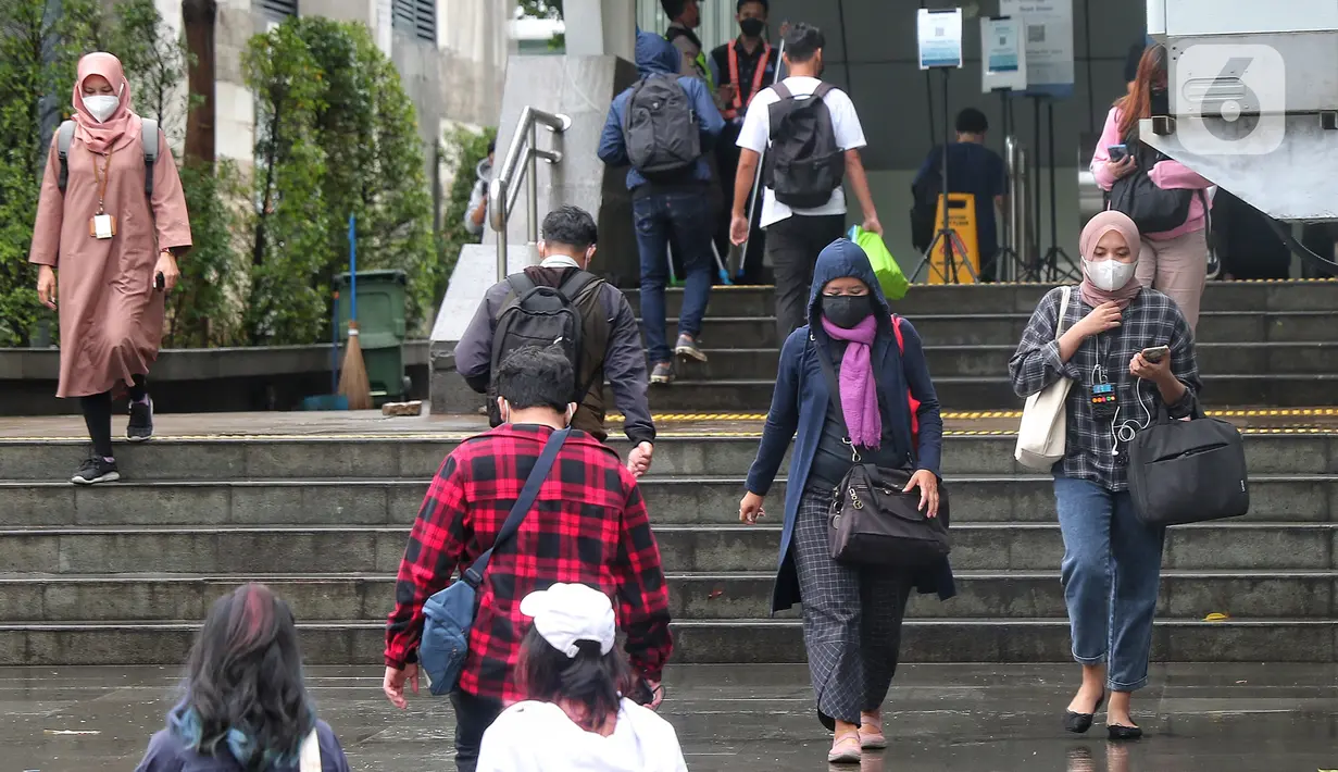 Pekerja tengah melintas di kawasan Kendal, Jakarta, Jumat (9/12/2022). Pemerintah Provinsi DKI Jakarta resmi menaikkan upah minimum provinsi (UMP) 2023 sebesar 5,6 persen atau menjadi Rp 4,9 juta. (Liputan6.com/Angga Yuniar)