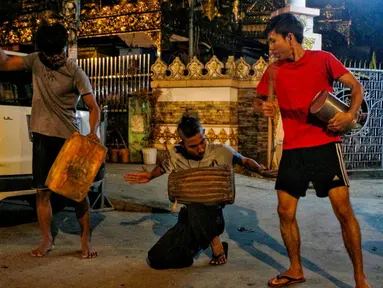 Warga memukul kaleng dan berbagai benda untuk membuat keributan memprotes kudeta militer di Yangon, Myanmar, 2 Februari 202. Berbagai kelompok aktivis mengeluarkan pesan di media sosial yang mendesak pembangkangan sipil. (STR/AFP)