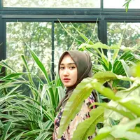 Siapa tak kenal Dian Pelangi? Wanita cantik yang terkenal dengan rancangan busananya ini ternyata juga memiliki hati yang sangat mulia. Di bulan penuh barokah ini Dian berbagi dengan survivor kanker payudara. (Instagram/dianpelangi)