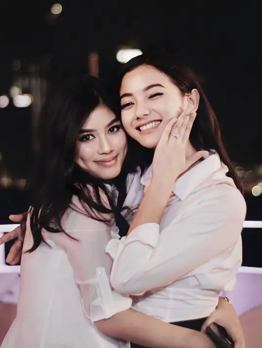 <p>Tentu Glenca pun langsung memamerkan cincin tunangannya yang tersemat di jarinya tersebut. @glencachysaraofficial</p>