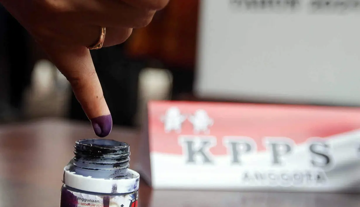 <p>Warga memasukkan ujung jarinya ke dalam tinta usai melakukan pencoblosan surat suata saat simulasi pemungutan suara Pemilu 2024 di Halaman Kantor Wali Kota Jakarta Pusat, Rabu (17/1/2024). (Liputan6.com/Herman Zakharia)</p>