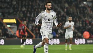 Selebarasi pemain Manchester United, Bruno Fernandes usai mencetak gol perdana untuk Setan Merah ke gawang Bournemouth pada pertandingan pekan ke-31 Liga Inggris 2025/2026 di Vitality Stadium, Sabtu (21/03/2026) dini hari WIB. (AFP/Glyn Kirk)