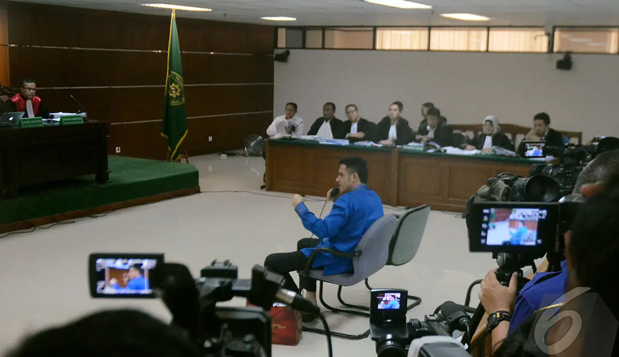 Pada kesempatan itu, mantan Bendahara Umum Partai Demokrat tersebut juga menjelaskan mengenai istilah 'ngebom' pada acara kongres partainya, Jakarta, Senin (25/8/2014) (Liputan6.com/Faizal R syam) 