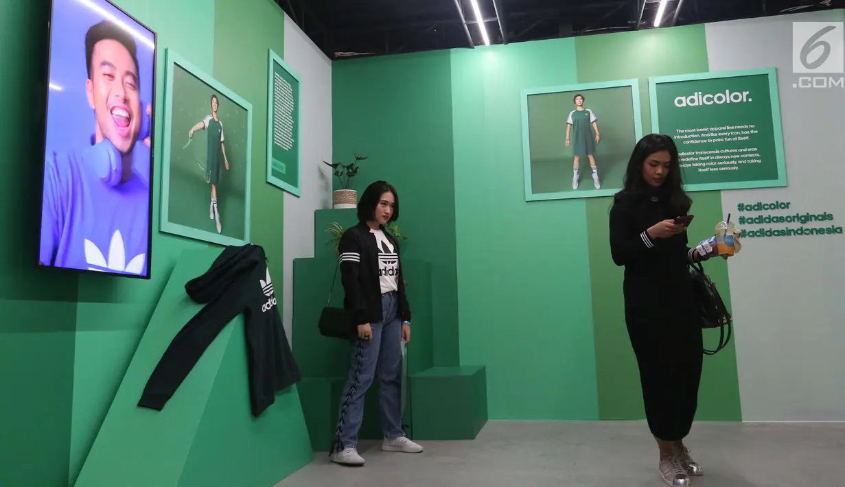 Dua orang wanita mengunjungi seni instalasi Adidas Original Is Never Finished di Senayan City, Jakarta, Rabu (28/2). Pameran instalasi dari Adidas ini disajikan dengan tujuan menginspirasi dan mengedukasi konsumen Indonesia. (Liputan6.com/Angga Yuniar)