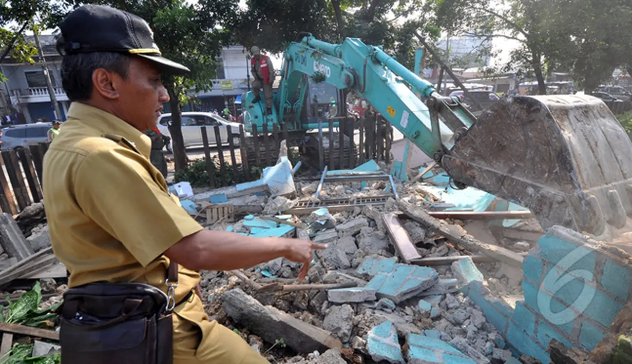 Alat berat dikerahkan petugas untuk membongkar bangunan liar di bantaran rel kereta api Jalan Raya Lenteng Agung. Bangunan liar ini dianggap menggangu jarak pandang masinis, Jakarta, Rabu (28/1/2015). (Liputan6.com/Miftahul Hayat)