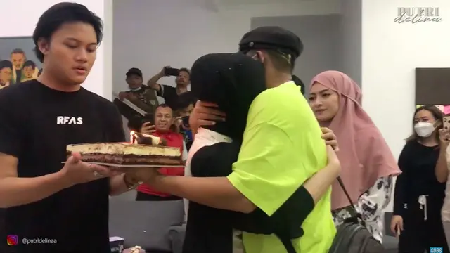 Momen Ulang Tahun Putri Delina yang Ke-20. (Sumber: YouTube/Putri Delina)