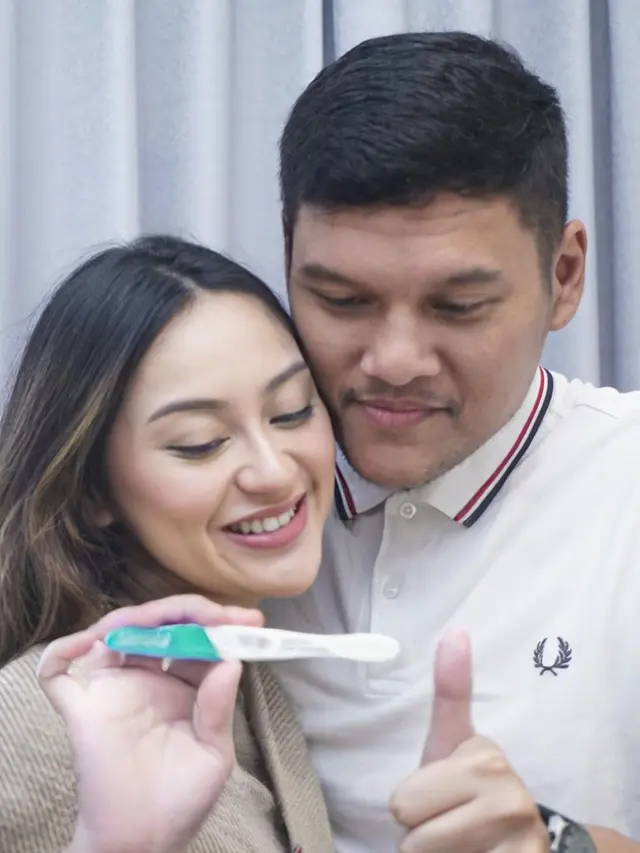 Memes Prameswari Umumkan Hamil Anak Kembar, Ini 6 Potretnya Bareng Suami