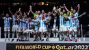 Para pemain Argentina merayakan di atas podium setelah menang atas Prancis pada pertandingan sepak bola final Piala Dunia 2022 di Stadion Lusail, Lusail, Qatar, 18 Desember 2022. Argentina menang 4-2 dalam adu penalti setelah pertandingan berakhir imbang 3 -3. (AP Photo/Manu Fernandez)