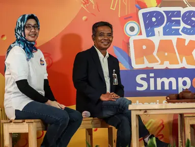 Direktur Bisnis Mikro BRI, Supari bersama Vice President Micro Business Policy Division BRI, Fita Arisanti saat konferensi pers secara virtual dikantor BRI, Jakarta, Jumat (11/9/2020). Konferensi pers tersebut mengagendakan Rangkaian acara Pesta Rakyat Simpedes BRI 2020. (Liputan6.com/Johan Tallo)