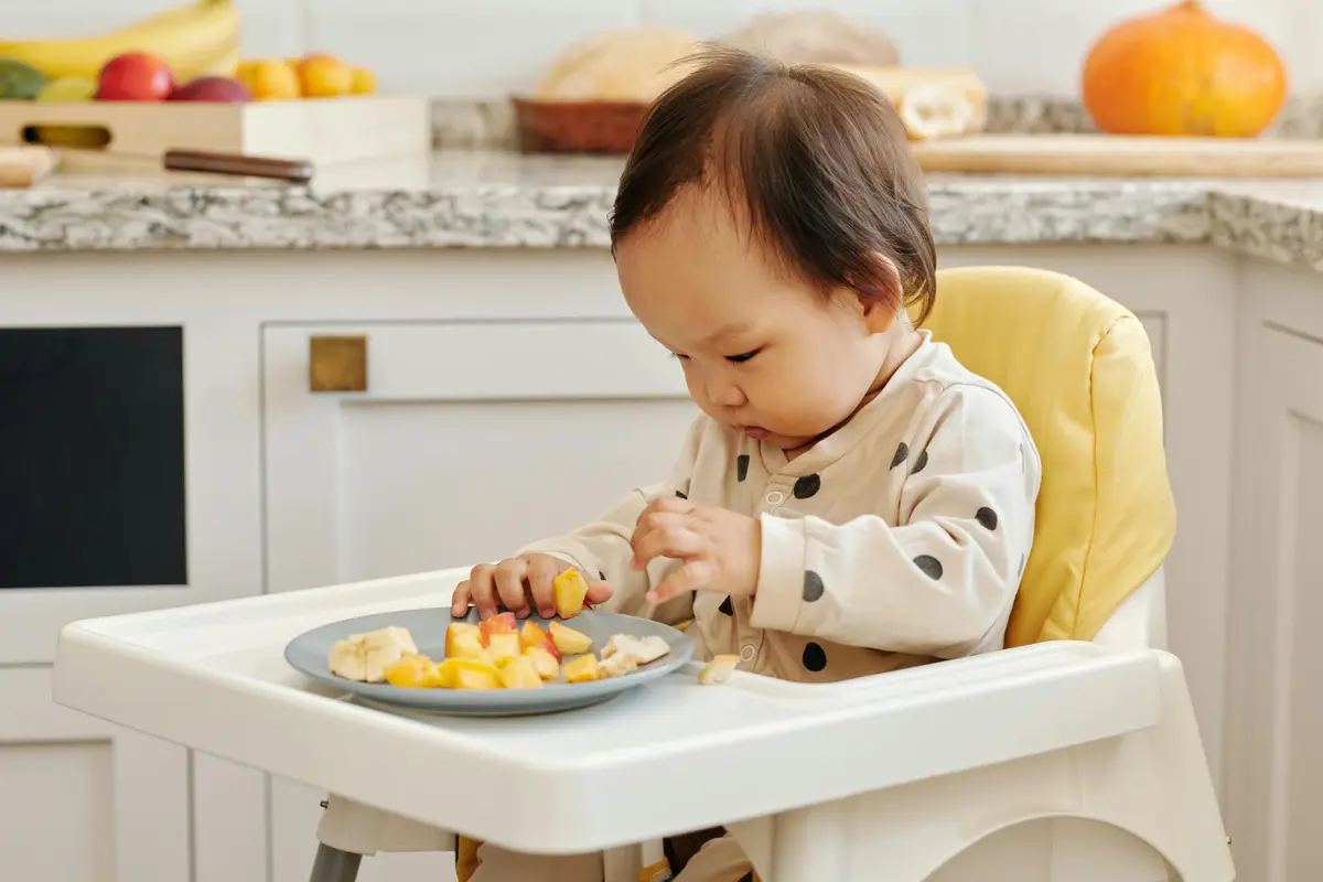 Bayi sedang makan