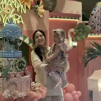 Gaya Jessica Mila Rayakan Ulang Tahun Pertama Putrinya. [@medinadinaaa]