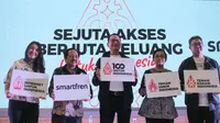 (Ki-Ka) Director Investor Relations & Media Smartfren, Gisela Lesmana, President Director Smartfren, Merza Fachys, Chief Commercial Officer Smartfren, Andrijanto Muljono, Penasihat PEBS FEBUI, Nining I. Soesilo dan Chief Brand Officer Smartfren, Roberto Saputra, dalam peluncuran inisiatif Smartfren 100% untuk Indonesia di Jakarta (23/5/2023). (Liputan6.com)